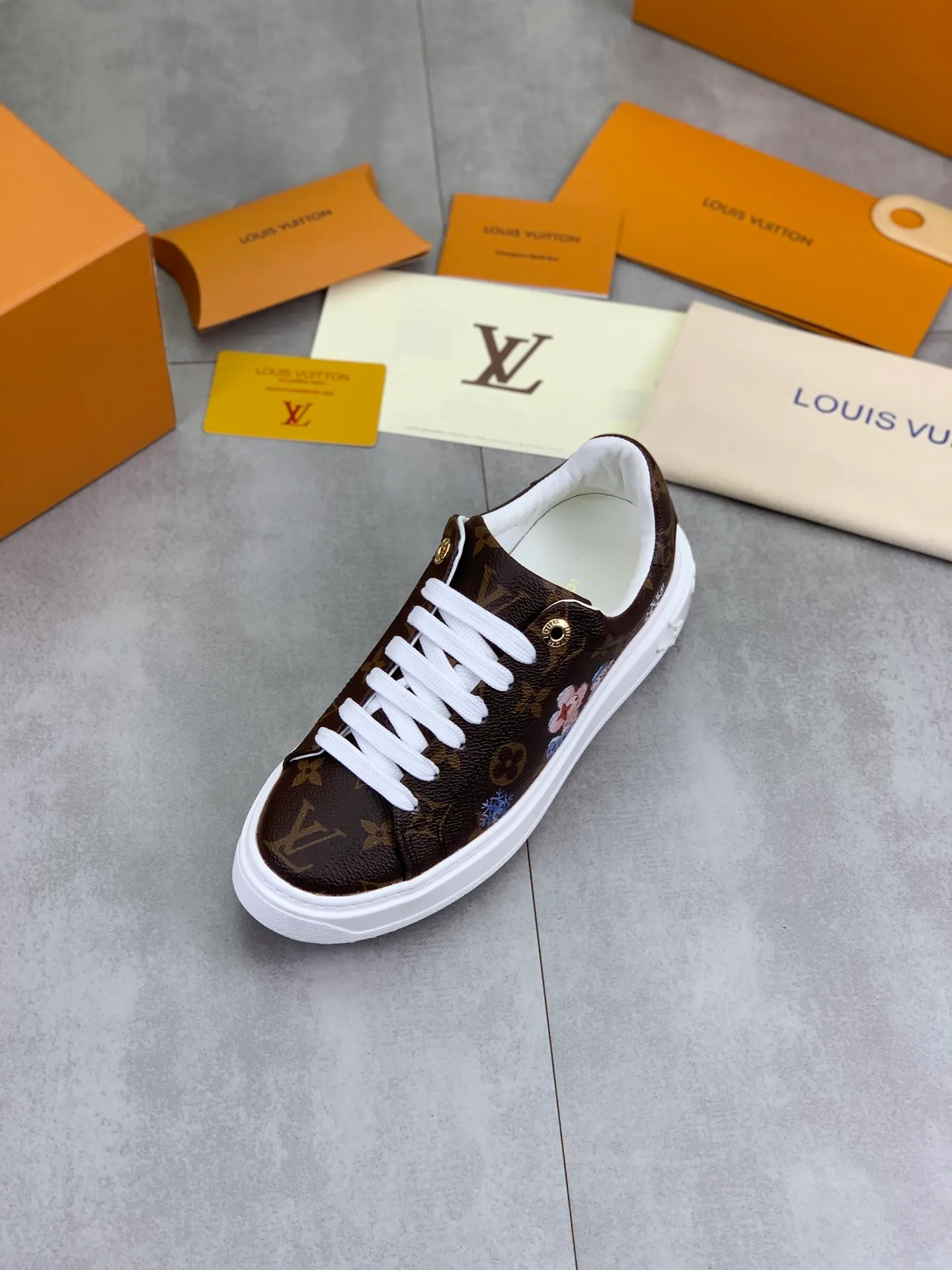 Factory price P700 💶 Top version [LOUIS VUITTON] Couple 🧑‍🤝‍🧑 Craftsman style Counter series (original order) New style 🍀LV Louis Vuitton - top version LV classic high-top trendy shoes! Made of imported original craft calfskin, original breathable lining, and original wear-resistant, lightweight, high-end TPU outsole! High quality products! 3️⃣ colors available, code numbers: female 35-39, male 39-44 (female 40, male 45 46 customized)